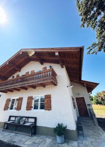 uma casa com um telhado de madeira e uma varanda em Abrahams Bayr Cottage em Schechen