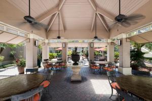 Um restaurante ou outro lugar para comer em Sonesta ES Suites Orlando - Lake Buena Vista