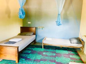 Tempat tidur dalam kamar di The Lake Hostel - with views over Habarana Lake