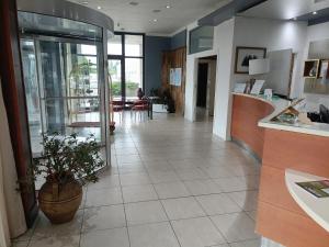 eine Lobby eines Krankenhauses mit einer Topfpflanze in der Unterkunft Green Hotel Ninfa in Avigliana