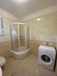 une salle de bain avec douche et machine à laver dans l'établissement Apartments Marija, à Biograd na Moru 8 autres photos
