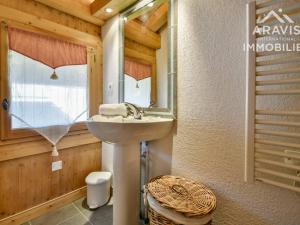 ein Bad mit einem Waschbecken und einem Spiegel in der Unterkunft Appartement Le Grand-Bornand, 3 pièces, 7 personnes - FR-1-391-97 in Le Grand-Bornand