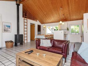 - un salon avec un canapé et une table dans l'établissement 12 person holiday home in Sp ttrup, à Ålbæk