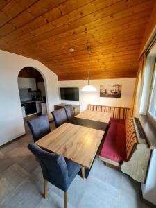 ein Esszimmer mit einem Holztisch und Stühlen in der Unterkunft Haus Gabriele in Ladis