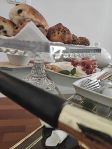 une table avec une plaque de nourriture et un couteau dans l'établissement Il Rosone Luxury B&B, à Palerme