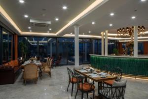 A restaurant or other place to eat at AKKA Lush Hotel Taksim
