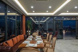 A seating area at AKKA Lush Hotel Taksim