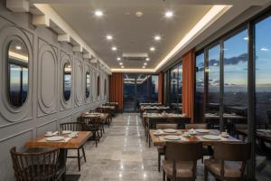 A restaurant or other place to eat at AKKA Lush Hotel Taksim