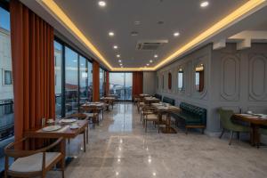 A restaurant or other place to eat at AKKA Lush Hotel Taksim