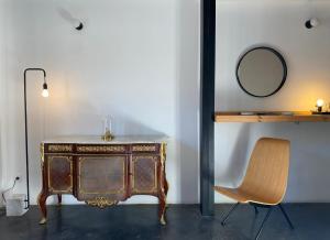 a dressing table and a chair next to a mirror at Bubusuites in Valencia