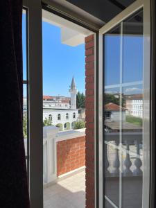 Hotel Xhelili في Cërrik: منظر من نافذة مبنى