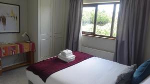 sypialnia z łóżkiem z ręcznikami w obiekcie Ger's Lodging w Galway