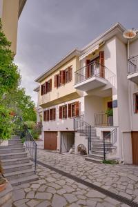 イオアニナにあるHarmony villa - Ioannina castleの階段を前に建つ建物