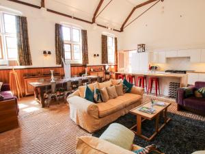 Talbot Lodge في ستافورد: غرفة معيشة مع أريكة وطاولة