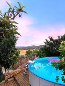 DurónCasa Rural El Botánico的房屋甲板上的热水浴池