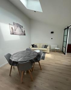 sala de estar con mesa y sofá en appartement centre Vannes en Vannes