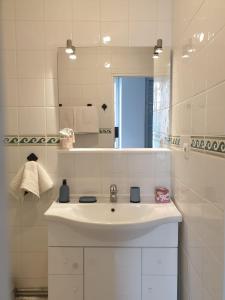 La salle de bains blanche est pourvue d'un lavabo et d'un miroir. dans l'établissement Maison 150m2 jardin à louer en entier, Bordeaux centre Chartrons, 3 Chambres 3 Salles de bains 1 canapé-lit llllnuméro de téléphone dans l'annonce si questionlll, à Bordeaux