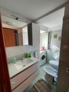 ナポリにあるCasa Delle Donne 3のバスルーム(シンク、洗濯機付)