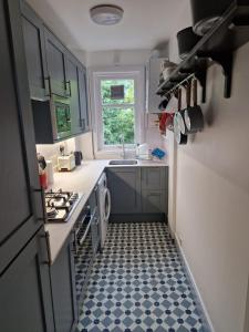 Dapur atau dapur kecil di Spacious 2-Bed Homely Base by Water of Leith
