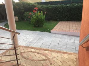 A garden outside Piscina de sal Barbacoa Wifi, Parking Gratis, 3 min PGA Casa El Roble