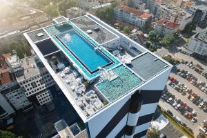 vista sulla piscina di un edificio di Maistra City Vibes Zonar Zagreb a Zagabria
