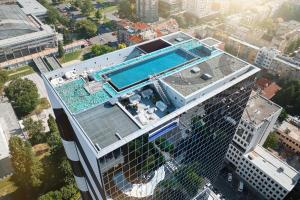 Der Swimmingpool an oder in der Nähe von Zonar Zagreb by Maistra City Vibes