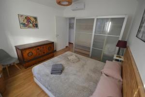 une petite chambre avec un lit et un canapé dans l'établissement Casa nel Borgo vicinissima al centro di Torino, à Turin