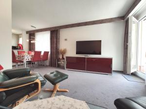 达沃斯Apartment Attika Wohnung Allod Park Haus C 801 by Interhome的客厅墙上有一台平板电视 更多37张照片