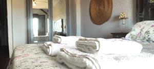 - une chambre avec un lit et des serviettes blanches dans l'établissement Casa Rural El Botánico, à Durón