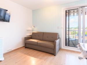- un salon avec un canapé et une grande fenêtre dans l'établissement Studio Les Gabiers by Interhome, à Arcachon