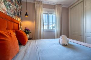 ein Schlafzimmer mit einem Bett mit einem weißen Kissen darauf in der Unterkunft Maravilloso Apartamento en Mijas Golf in Mijas