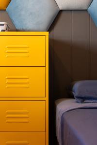 ein Schlafzimmer mit einer gelben Kommode neben einem Bett in der Unterkunft Maravilloso Apartamento en Mijas Golf in Mijas