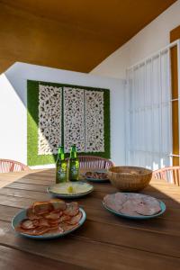 einem Holztisch mit Teller mit Lebensmitteln darauf in der Unterkunft Maravilloso Apartamento en Mijas Golf in Mijas
