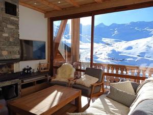 a living room with a view of a snowy mountain at Appt 10 pers rénové, calme, balcon sud, cheminée, Wi-Fi, proche pistes - FR-1-545-14 in Val Thorens
