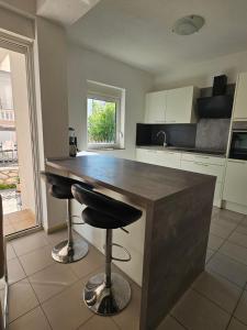 Kuchyň nebo kuchyňský kout v ubytování Apartmani Vuković