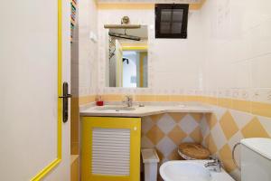 ein Bad mit einem Waschbecken und einem WC in der Unterkunft Perogil Sunrise 141 in Cabanas de Tavira