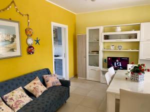 ein Wohnzimmer mit einem Sofa und einem Tisch in der Unterkunft VIVIHOLIDAY in Calabernardo