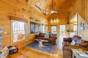 Χώρος καθιστικού στο Cozy Cub Cabin