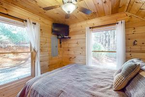 Ένα ή περισσότερα κρεβάτια σε δωμάτιο στο Cozy Cub Cabin