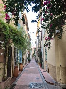 uma rua vazia numa cidade velha com flores em La Vigie em Antibes