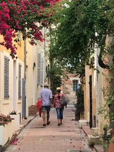 um par de pessoas andando por uma rua em La Vigie em Antibes