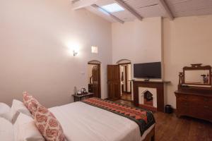 TV a/nebo společenská místnost v ubytování Ibex Resorts, Coonoor Leewood