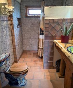 ein Badezimmer mit einem WC aus Holz und einem Waschbecken in der Unterkunft La Paz in Schwielowsee