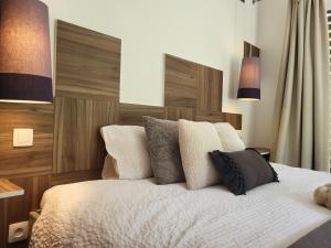 Кровать или кровати в номере Out & LODGE Les Spirous