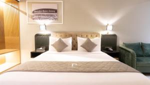 Säng eller sängar i ett rum på President Hotel