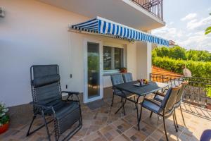 Balkón nebo terasa v ubytování Apartmani Azur