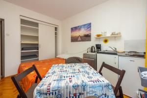 Kuchyň nebo kuchyňský kout v ubytování Apartmani Azur