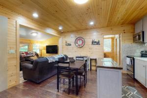 eine Küche und ein Wohnzimmer mit einem Sofa und einem Tisch in der Unterkunft Peach Creek Lodge in Kiker