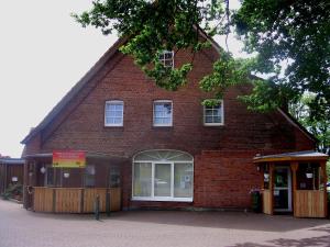 ein rotes Backsteingebäude mit einem großen Fenster in der Unterkunft Schlafen in Rosengarten in Rosengarten