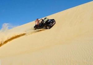 eine Gruppe von Menschen, die mit einem Geländefahrzeug auf einer Sanddüne fahren in der Unterkunft Localização Perfeita, Hotel, Completo, Limp.Diária in Fortaleza + 96 Fotos